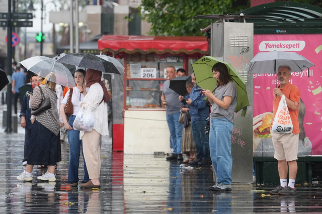 İstanbul'da zorlu gün! Ana yollar göle döndü, ünlü çarşıda hasar büyük