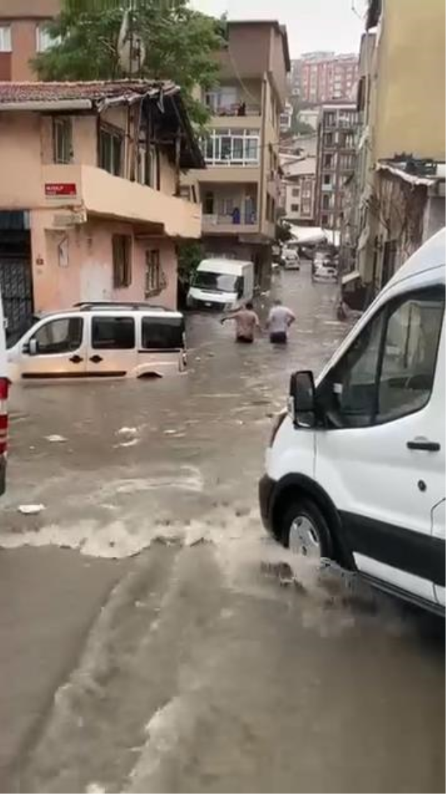 İstanbul'da zorlu gün! Ana yollar göle döndü, ünlü çarşıda hasar büyük