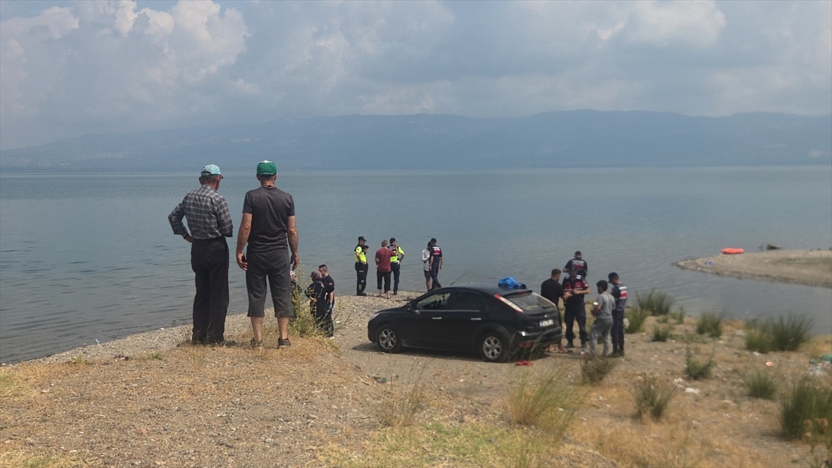 İznik Gölü\'nde Kayıp 2 Kişi İçin Arama Çalışmaları Başlatıldı