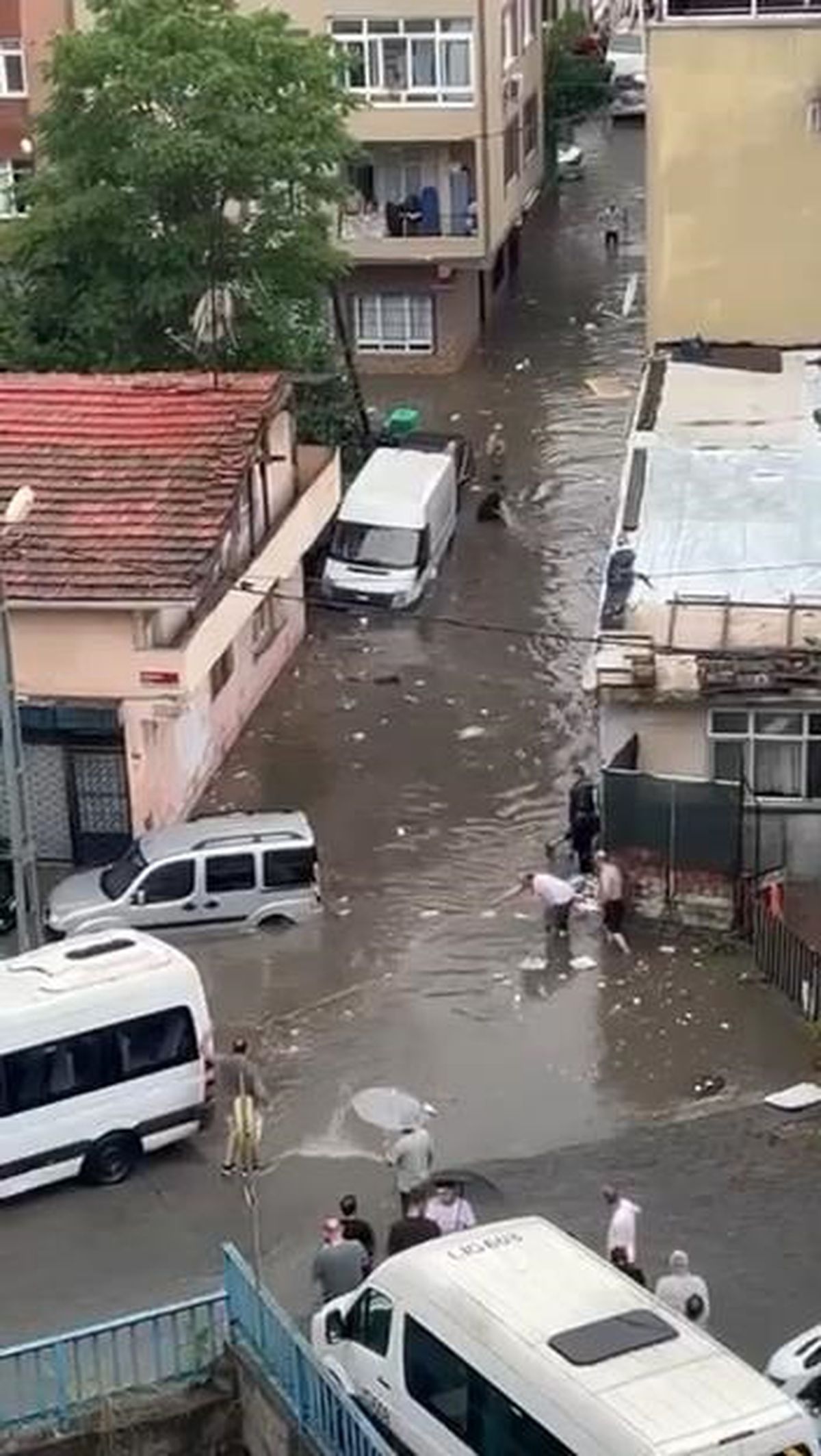 Kağıthane\'de sel: araçlar su içinde kaldı
