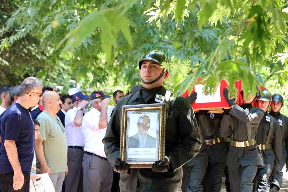 Kıbrıs Gazisi Adnan Coşkun\'un Cenaze Töreni