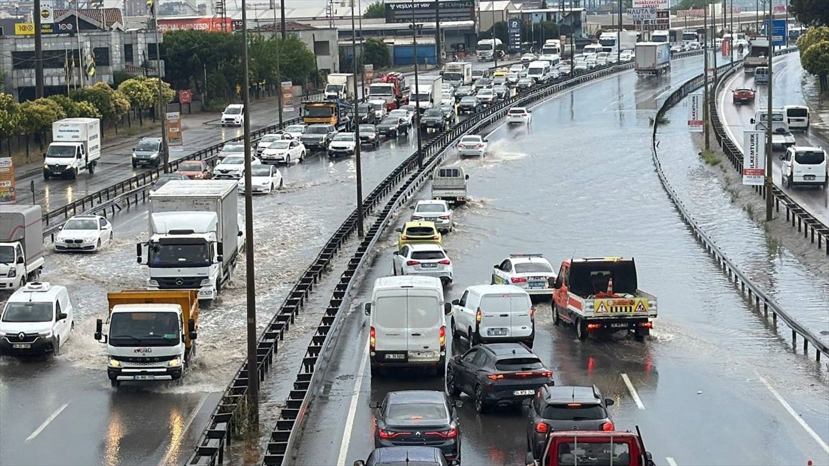 Gebze\'de Sağanak Yağış Hayatı Olumsuz Etkiledi