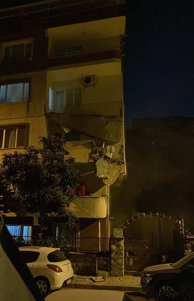 Küçükçekmece’de Balkon Çökmesi, Apartman Tahliye Edildi