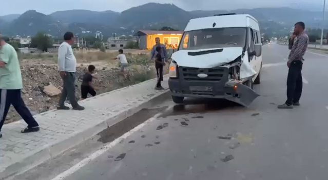 Düziçi’nde Ata Minibüs Çarptı