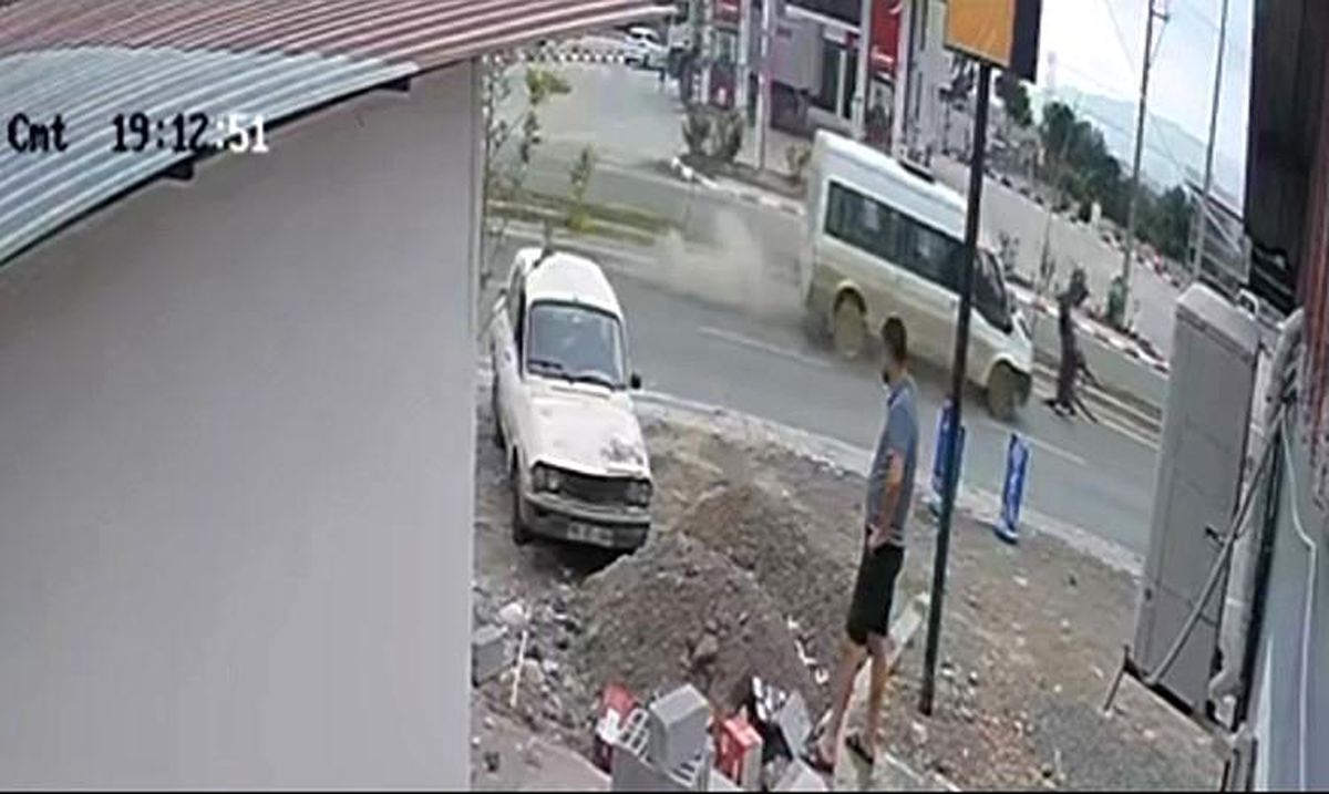Düziçi\'nde Minibüs, Başıboş Ata Çarptı