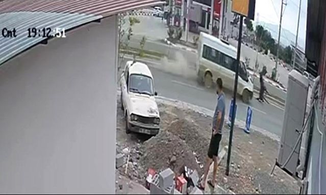 Düziçi’nde Minibüs, Başıboş Ata Çarptı