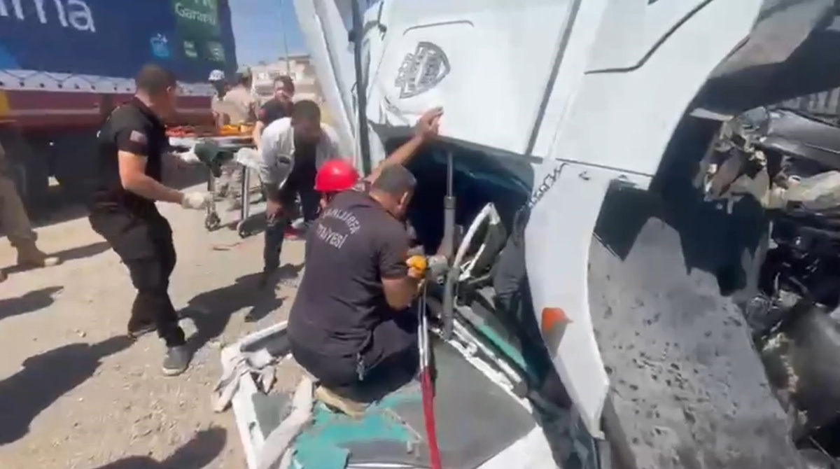 Viranşehir\'de TIR-Kamyon Kazası: 1 Ölü, 1 Yaralı