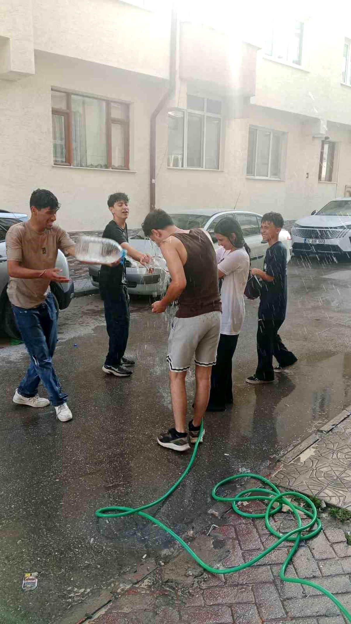 Eskişehir\'de Gençlerden Su Savaşı