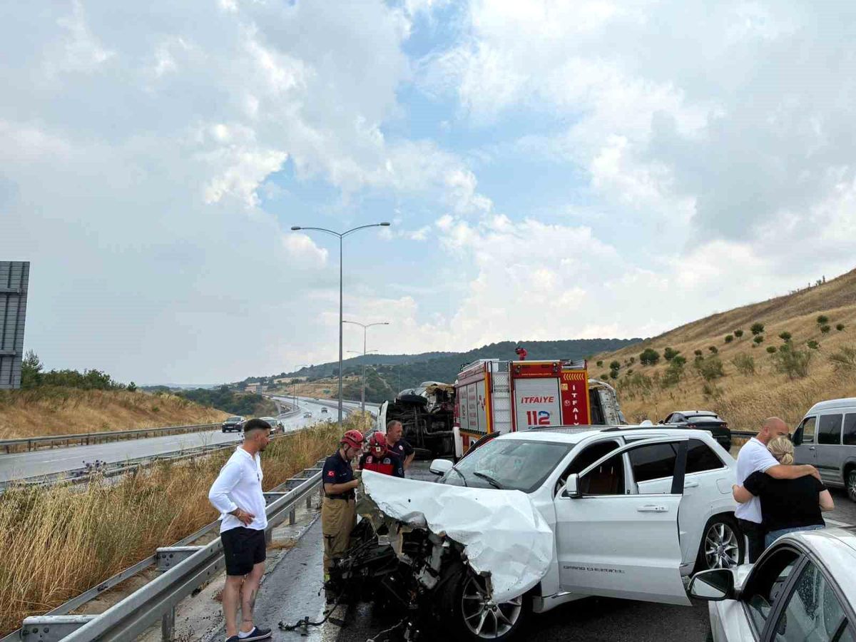 Susurluk\'ta otoyolda cip ile kamyon çarpıştı: 1 yaralı