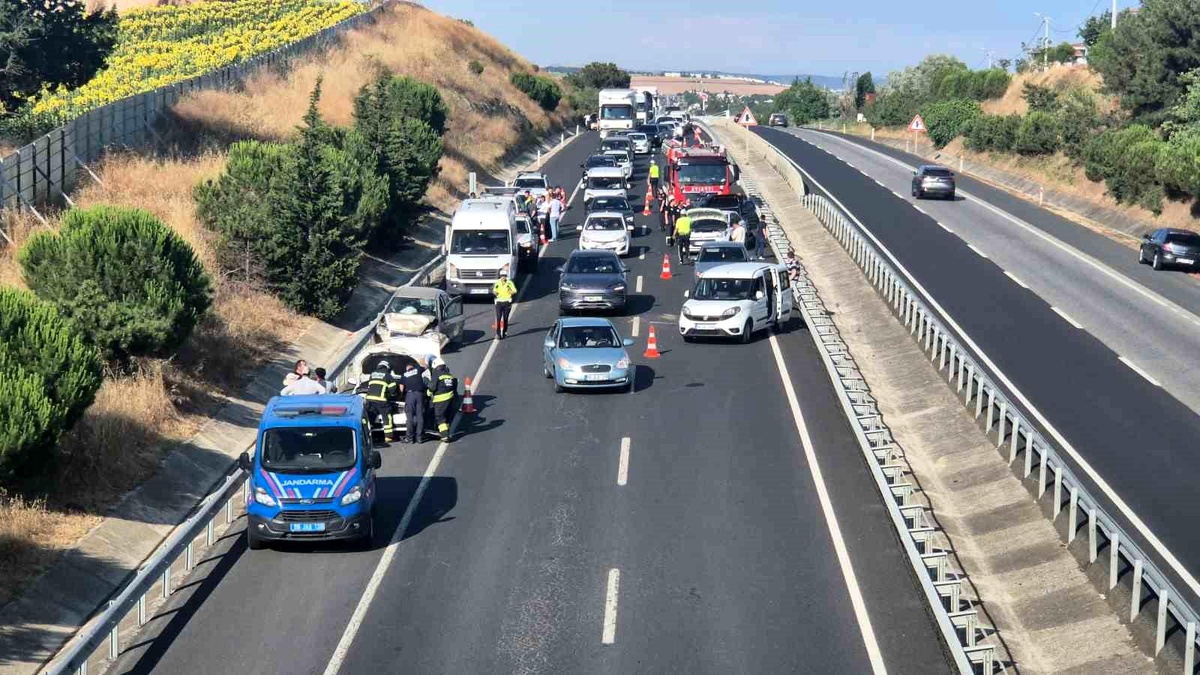 Zincirleme Kaza: 1 Yaralı, Uzun Araç Kuyrukları