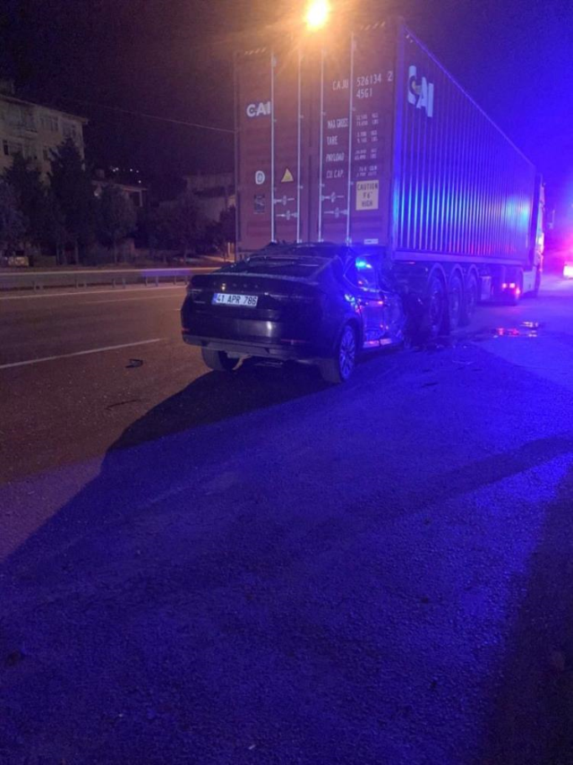 Tırın altına giren otomobilden acı haber! Baba ile oğlu hayatını kaybetti
