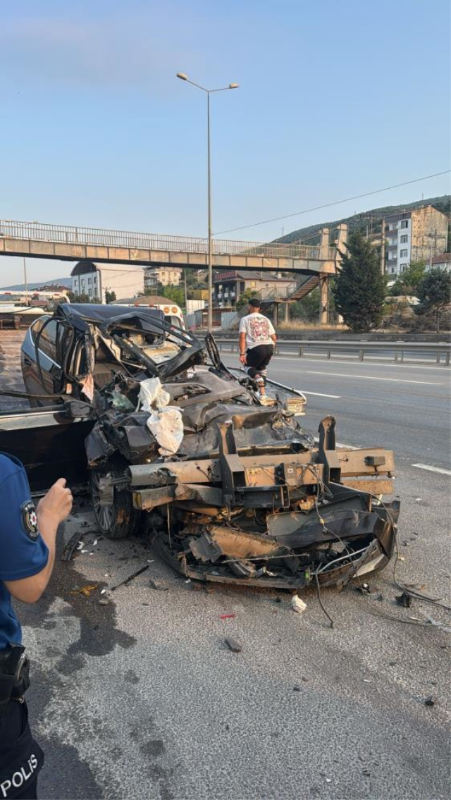 Tırın altına giren otomobilden acı haber! Baba ile oğlu hayatını kaybetti