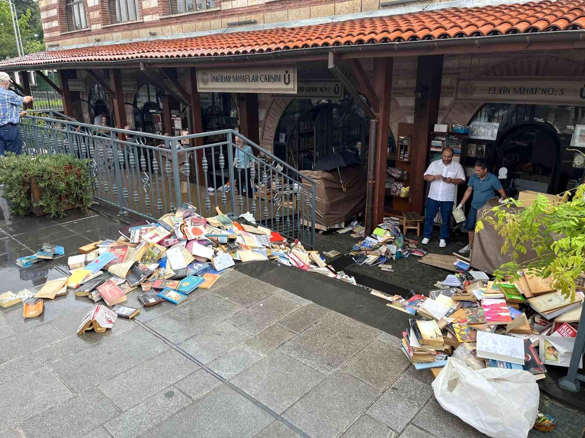 Üsküdar\'da sağanak: Sahaflar Çarşısı\'nda kitap felaketi