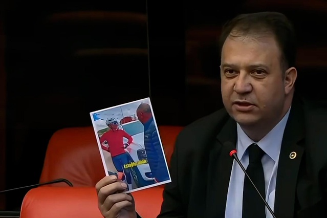 Vekil “Milletin içinde tayt giyiyor” dedi, validen böyle yanıt geldi