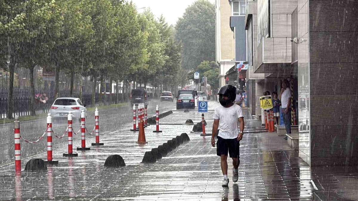 Sakarya\'da Aniden Gelen Sağanak Hayatı Olumsuz Etkiledi