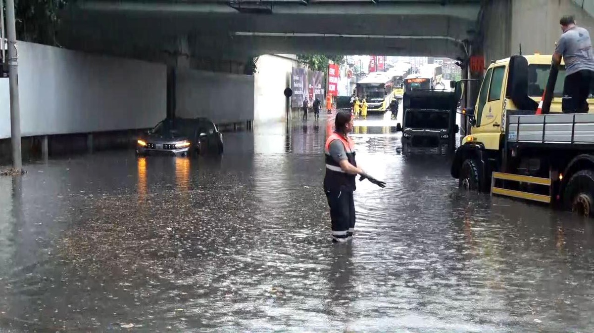 Zincirlikuyu\'da Su Baskını, Trafik Kilitlendi