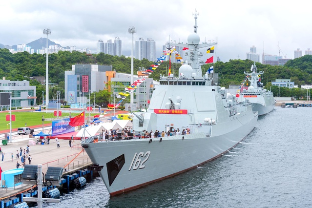 Çin Donanması Hong Kong’da