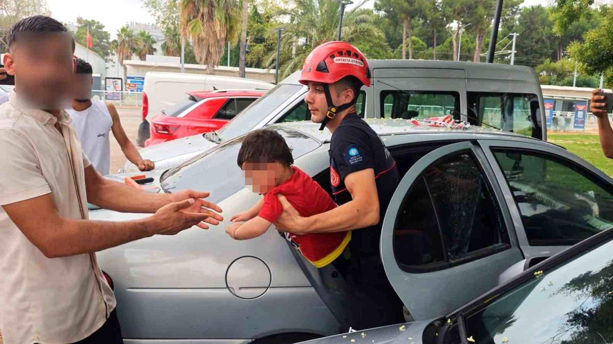 Antalya\'da otomobilde kilitli kalan çocuğu itfaiye kurtardı