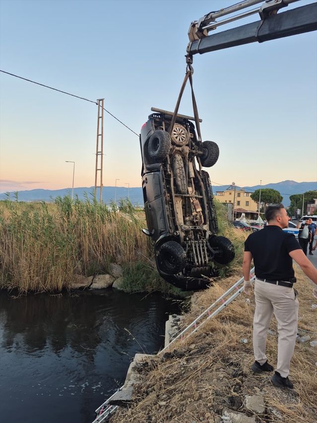 Edremit’te Kamyonet Devrildi: 2 Ölü, 1 Yaralı