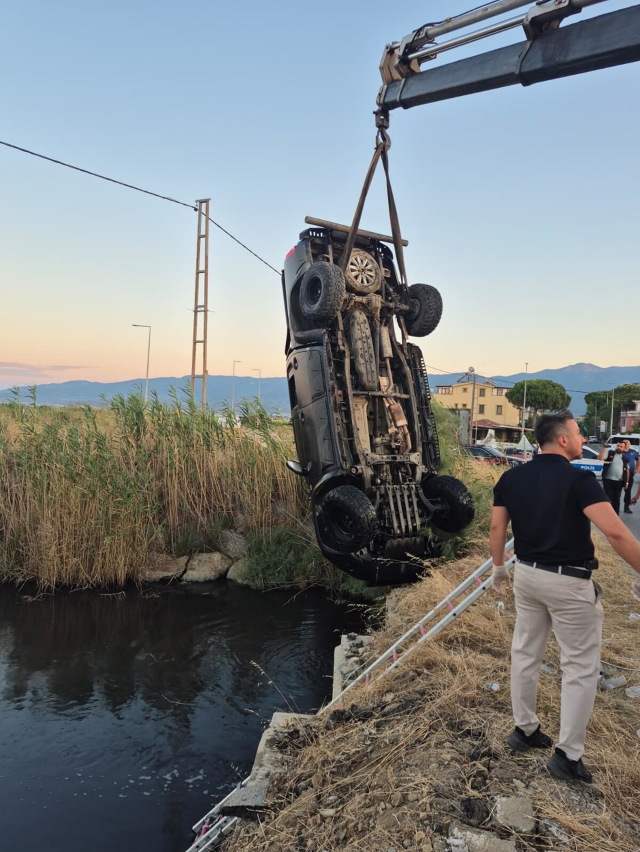 Balıkesir'de kamyonet dereye uçtu; 2 ölü, 1 yaralı