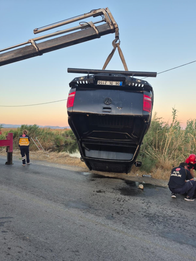 Balıkesir'de kamyonet dereye uçtu; 2 ölü, 1 yaralı