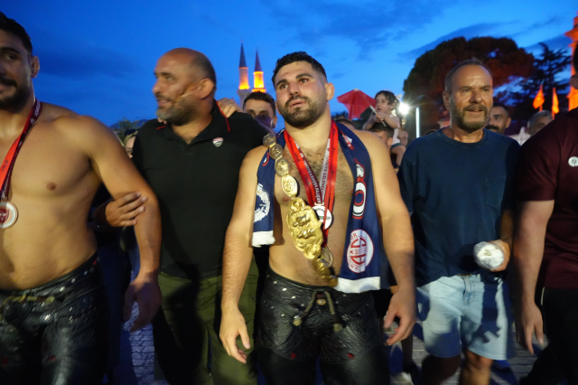 Başpehlivan Erkan Taş, Edirne’de hamam geleneğini sürdürdü