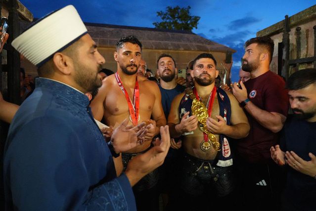 Başpehlivan Erkan Taş, Edirne’de hamam geleneğini sürdürdü