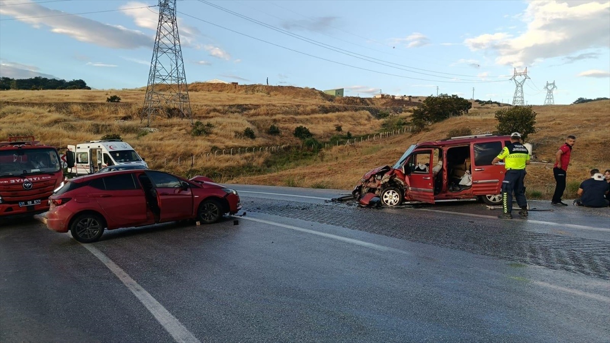 Söğüt\'te Trafik Kazası: 4 Yaralı
