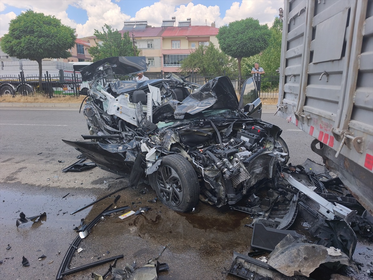 Bingöl\'de Tıra Çarpan Otomobil Sürücüsü Yaralandı