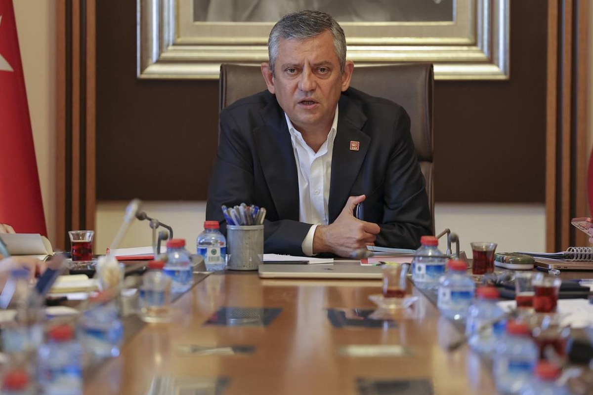 Bir ilk yaşanıyor! İşte Özgür Özel\'in masasındaki anket sonuçları