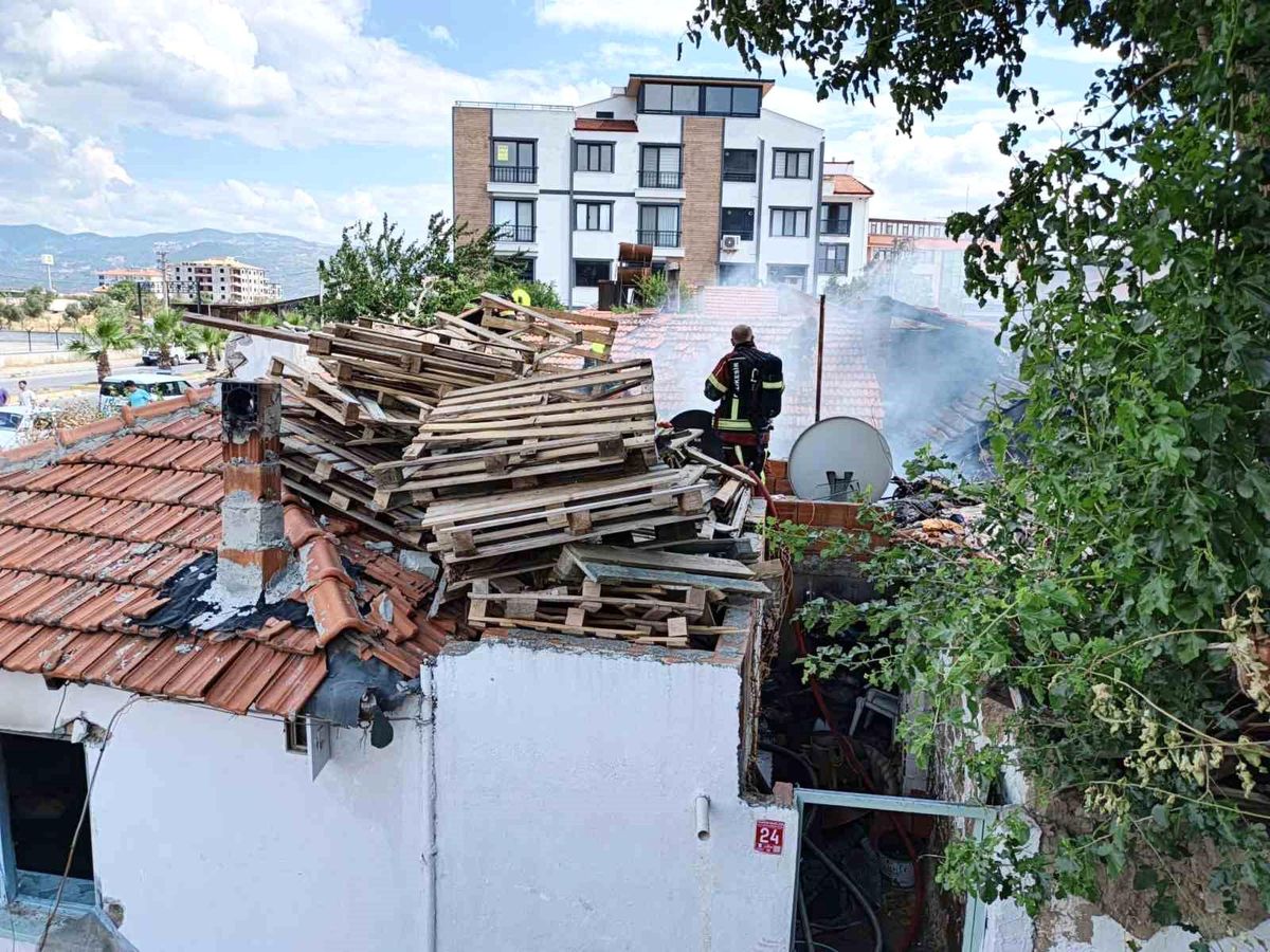 Burhaniye\'de Yangın: Mahsur Kalan Vatandaş Kurtarıldı