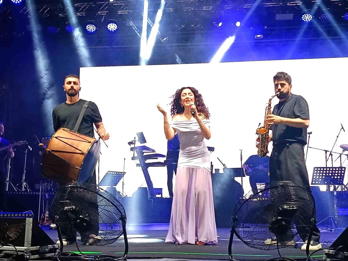 Melek Mosso\'dan Unutulmaz Konser