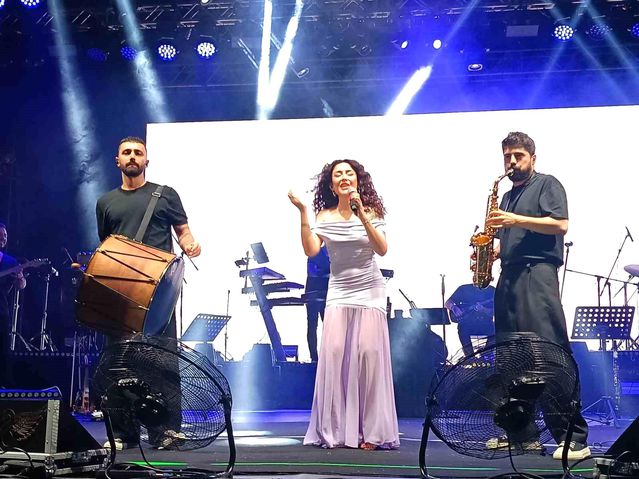 Melek Mosso’dan Unutulmaz Konser