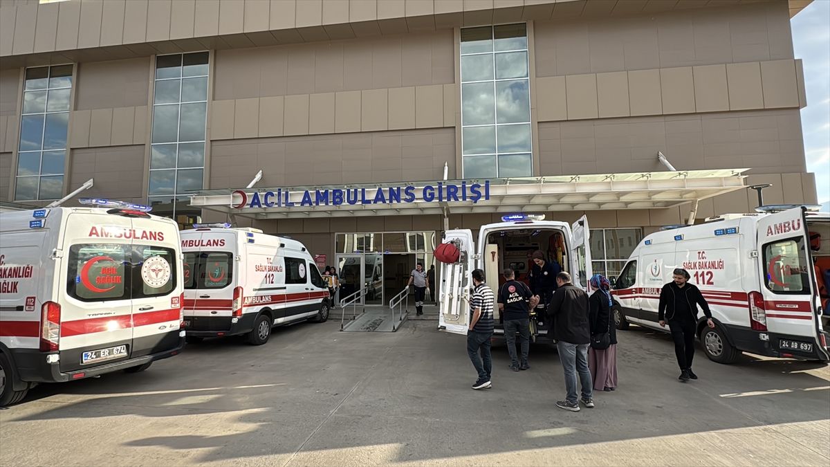 Erzincan\'da Minibüs Devrildi: 16 Yaralı