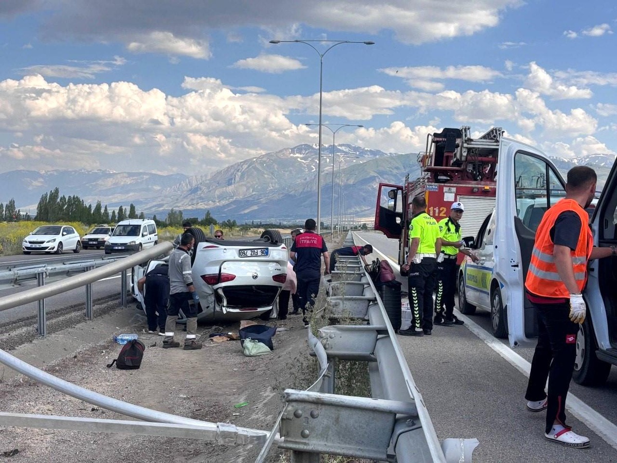 Erzincan\'da ters dönen otomobilin sürücüsü kazayı yara almadan atlattı