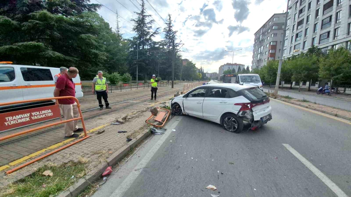 Eskişehir\'de Trafik Kazası: Anne ve Kızı Yaralandı