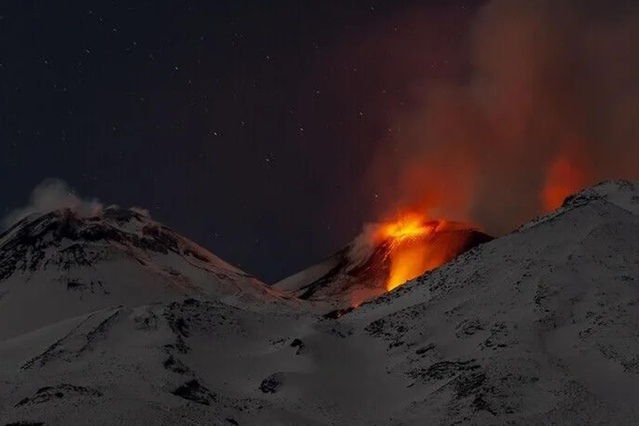 Etna Yanardağı güçlü kül püskürttü, hava trafiği etkilendi
