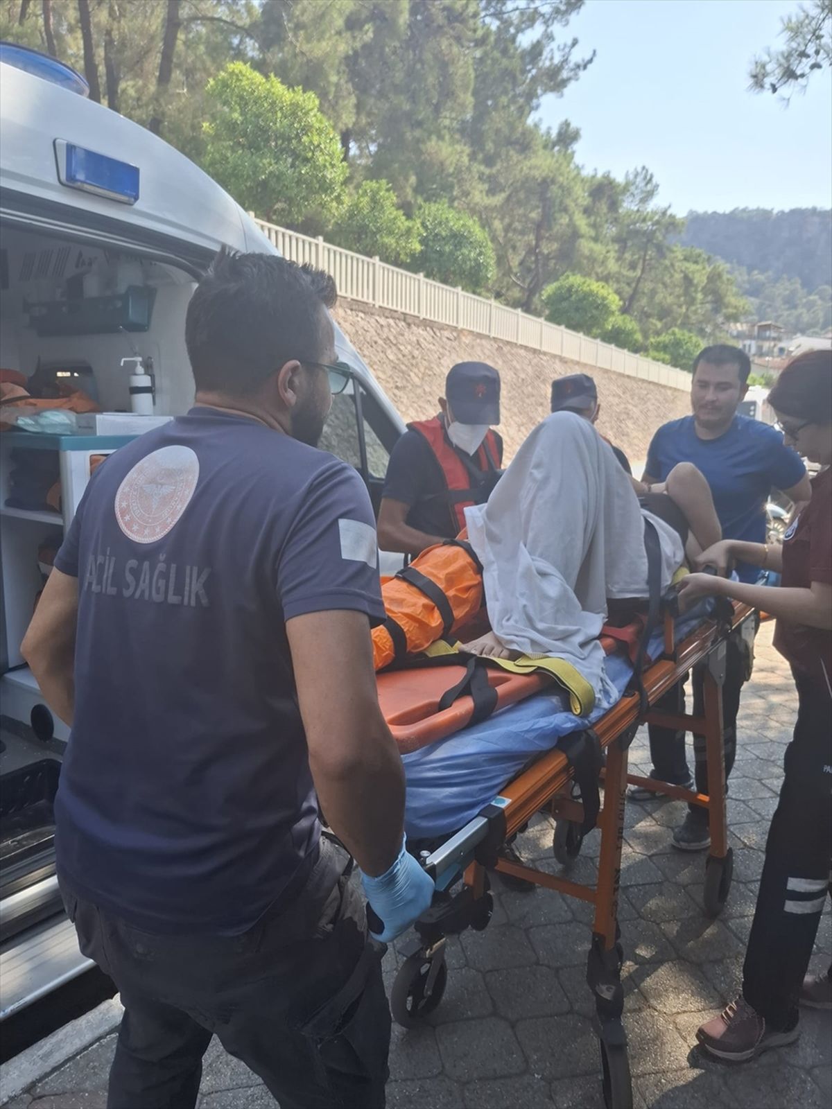 Fethiye\'de Tekne Kazası: Yaralı Hastaneye Kaldırıldı