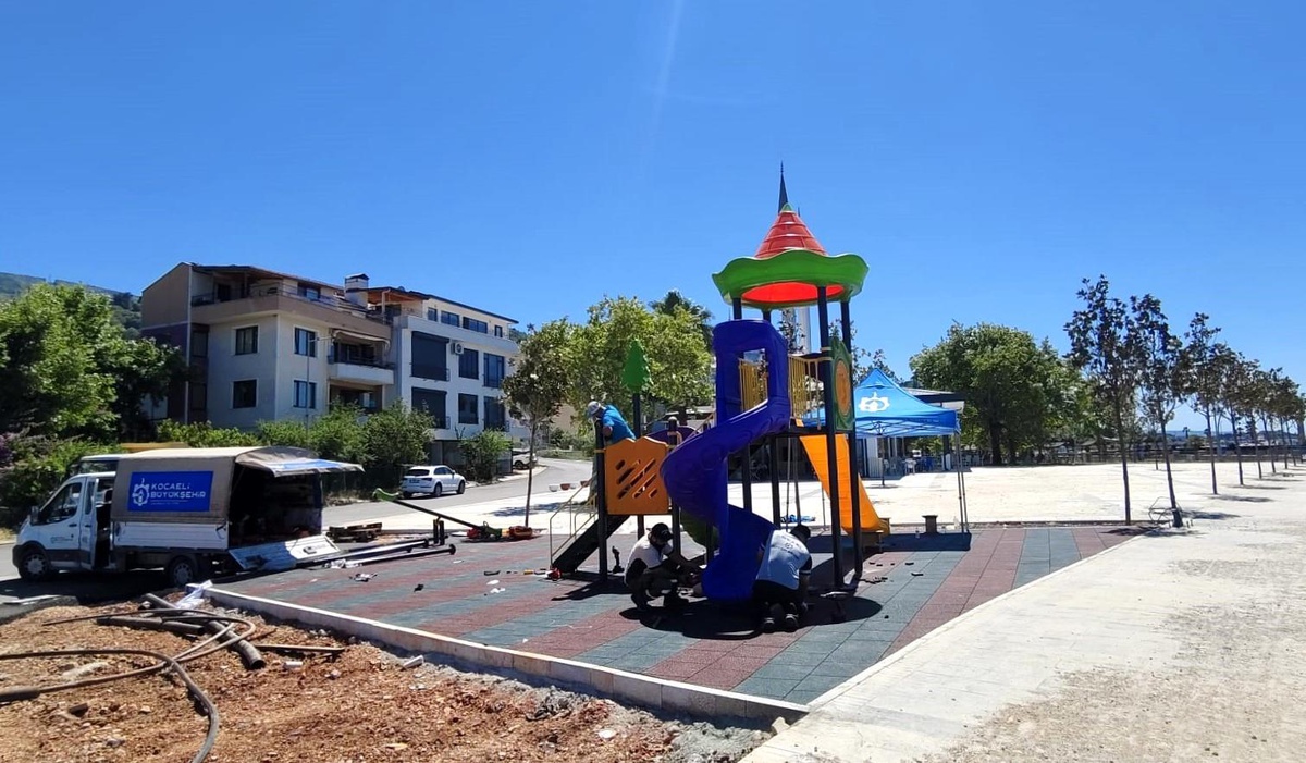 Gölcük Ulaşlı Sahili\'ne yeni çocuk oyun alanı inşa ediliyor