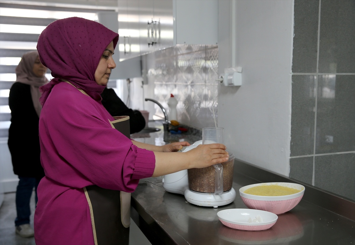 Adilcevazlı Kadınlar Kooperatifle Ekonomiye Katkı Sağlıyor