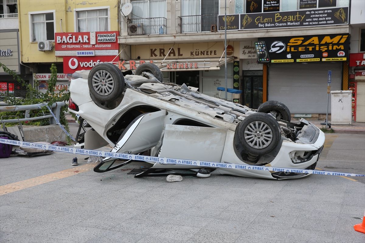 İskenderun\'da Trafik Kazası: 2 Ölü, 3 Yaralı