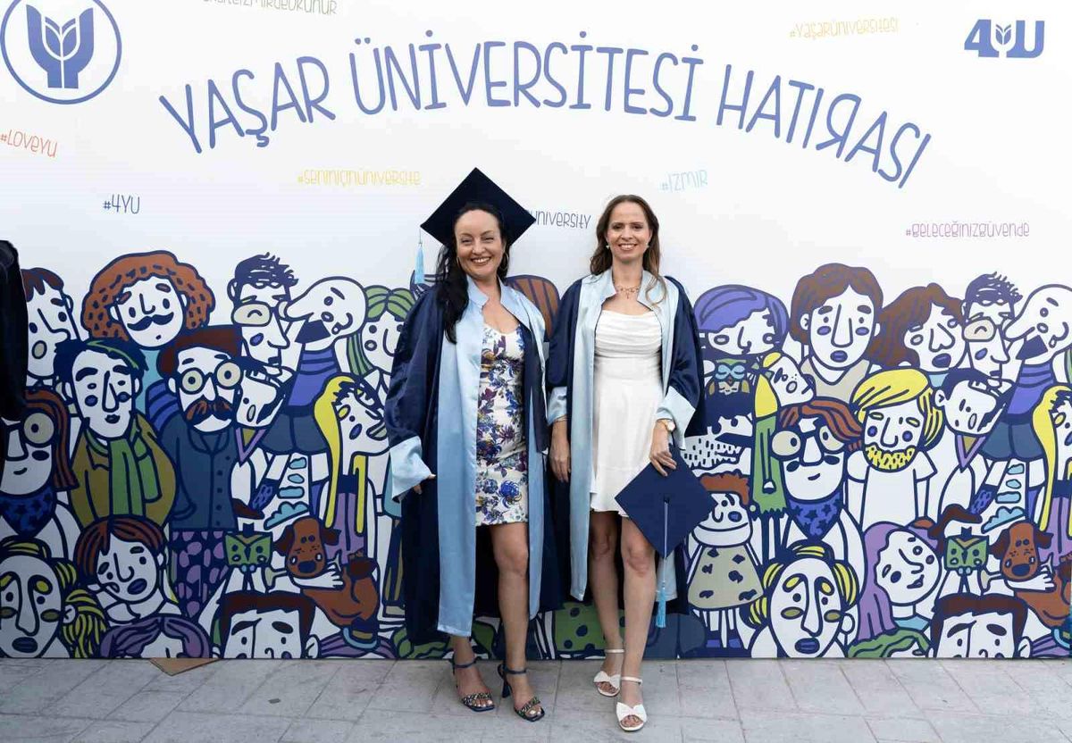 İki Anne, Yaşar Üniversitesi\'nde Mezun Oldu