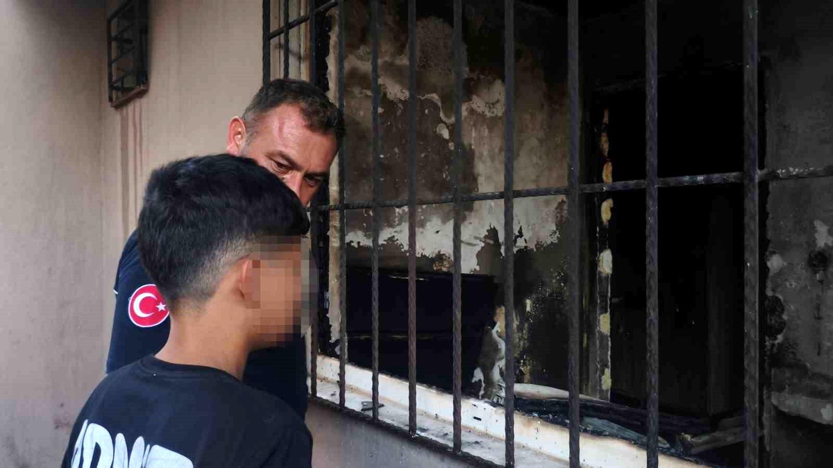 İtfaiye erleri yangından kurtulan çocuğu yalnız bırakmadı: "Allah çocuğumu korumuş"