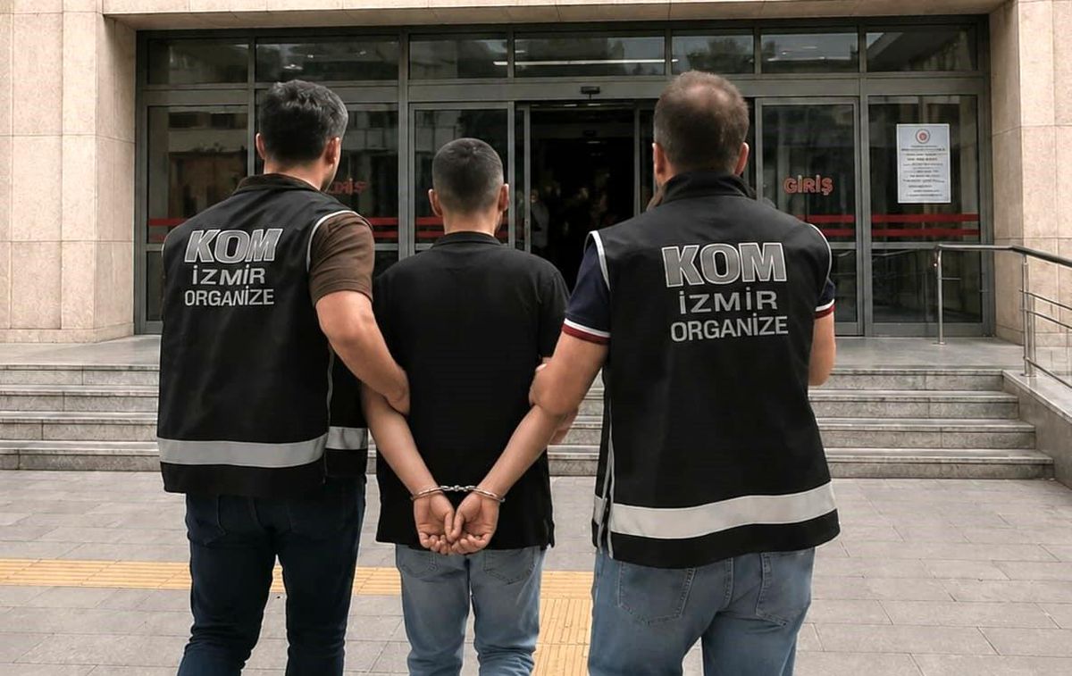 İzmir\'de Ruhsatsız Silah Operasyonu