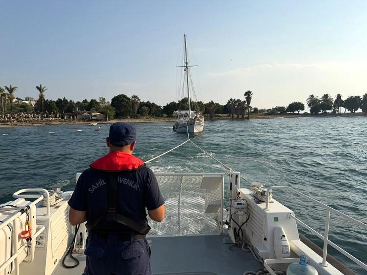 Kuşadası\'nda Gezi Teknesi Kurtarıldı