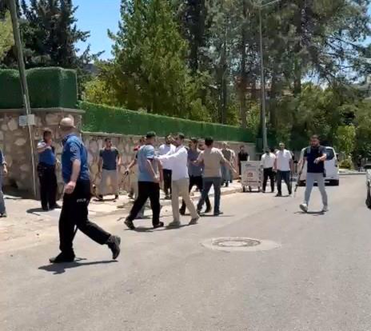 Kahta\'da Kavga: Polis Biber Gazı Kullandı
