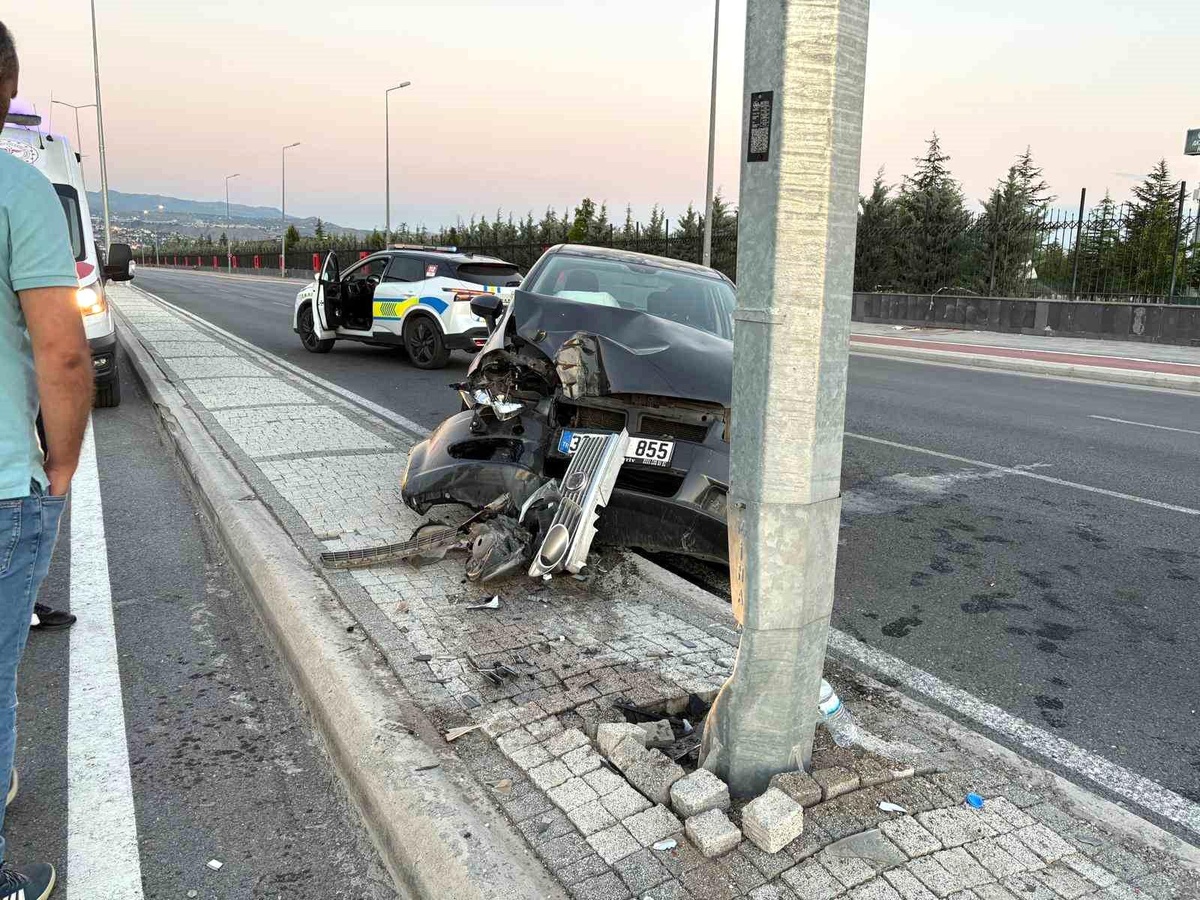 Kayseri\'de Trafik Kazası: Sürücü Yaralı