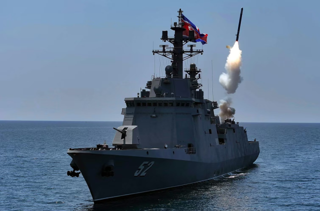 Kim, 5 bin tonluk destroyerdeki silahların testini izledi