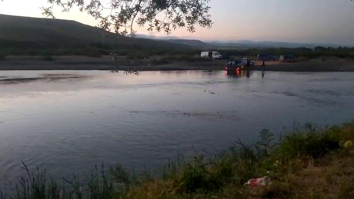 Kızılırmak\'ta Akıntıya Kapılan 2 Kişiden Biri Kayboldu
