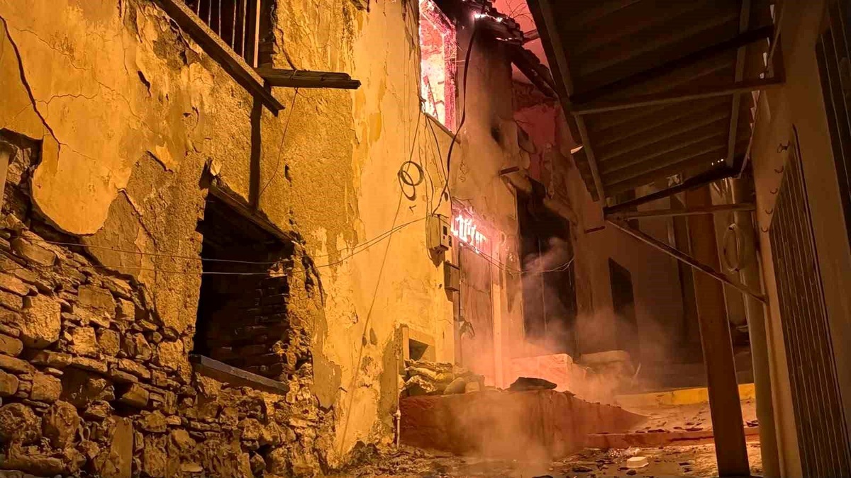 Kuşadası\'nda gece yarısı korkutan yangın: Yanlış parklar itfaiyeyi geciktirdi